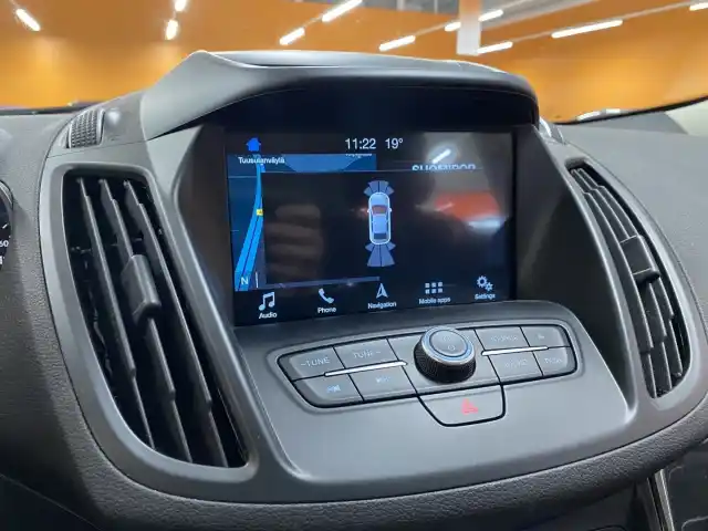 Valkoinen Maastoauto, Ford Kuga – LOO-304