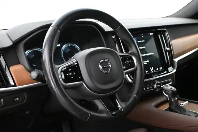 Ruskea Farmari, Volvo V90 – LOP-420