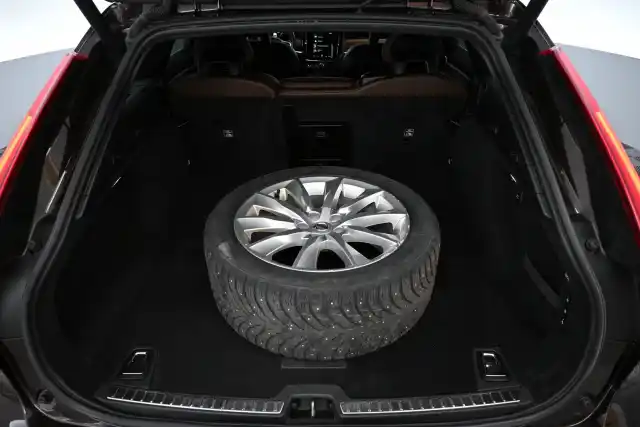 Ruskea Farmari, Volvo V90 – LOP-420