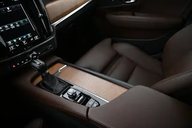 Ruskea Farmari, Volvo V90 – LOP-420