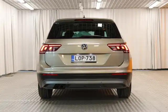 Ruskea Maastoauto, Volkswagen Tiguan – LOP-738