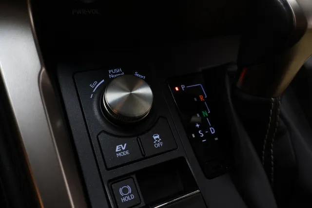 Musta Maastoauto, Lexus NX – LOR-205