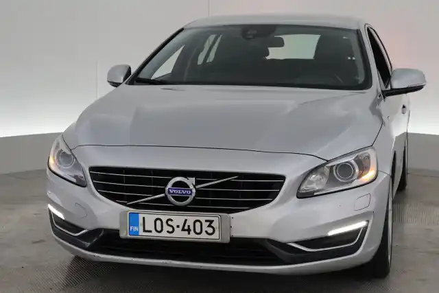 Harmaa Farmari, Volvo V60 – LOS-403