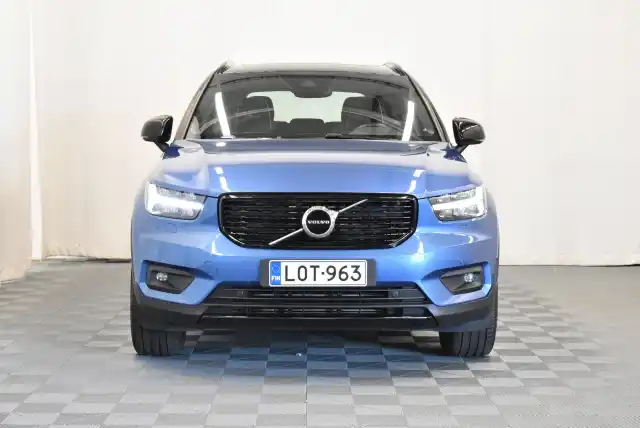 Sininen Maastoauto, Volvo XC40 – LOT-963