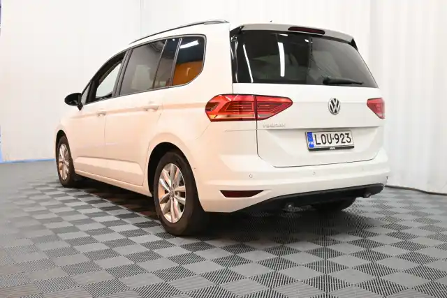 Valkoinen Tila-auto, Volkswagen Touran – LOU-923