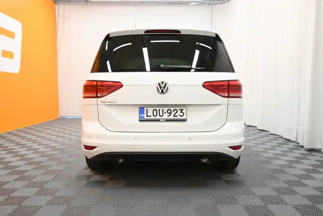 Valkoinen Tila-auto, Volkswagen Touran – LOU-923