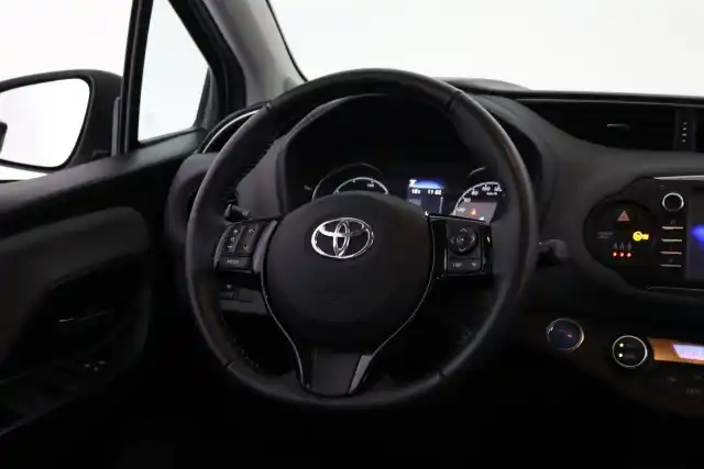 Valkoinen Viistoperä, Toyota Yaris – LOV-318