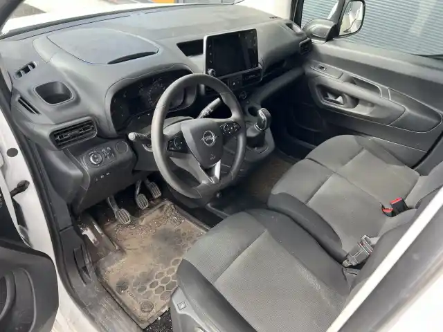 Valkoinen Pakettiauto, Opel Combo – LOX-162