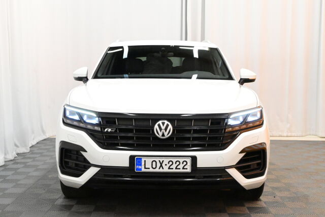 Valkoinen Maastoauto, Volkswagen Touareg – LOX-222