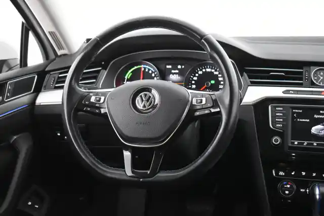 Valkoinen Farmari, Volkswagen Passat – LOX-853