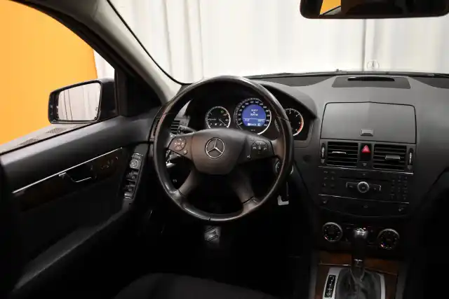 Harmaa Sedan, Mercedes-Benz C – LOZ-459