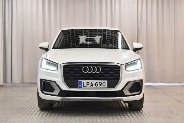 Valkoinen Maastoauto, Audi Q2 – LPA-690