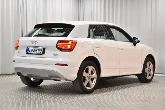 Valkoinen Maastoauto, Audi Q2 – LPA-690