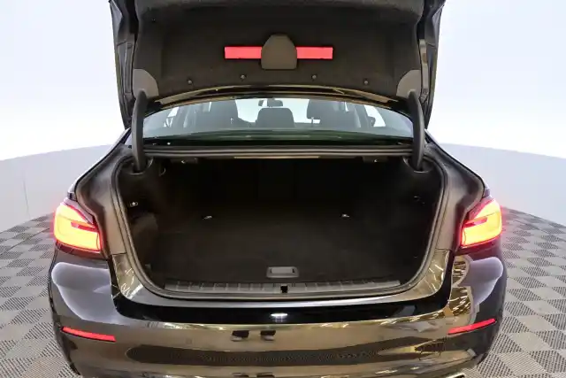 Musta Sedan, BMW 530 – LPB-729