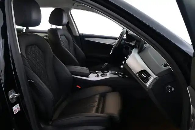 Musta Sedan, BMW 530 – LPB-729