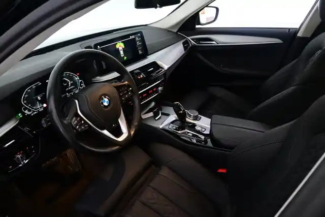 Musta Sedan, BMW 530 – LPB-729