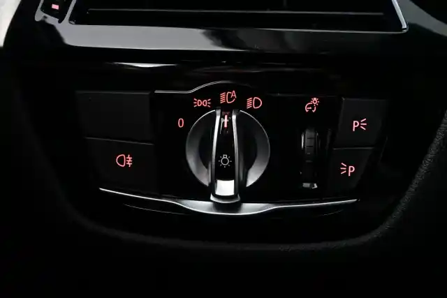 Musta Sedan, BMW 530 – LPB-729