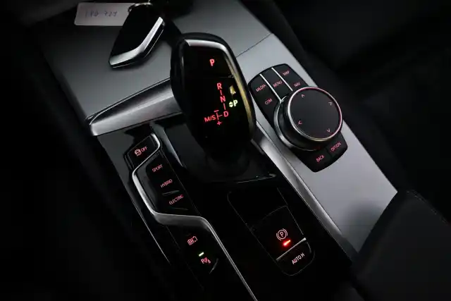 Musta Sedan, BMW 530 – LPB-729