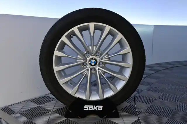 Musta Sedan, BMW 530 – LPB-729