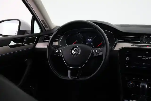 Valkoinen Farmari, Volkswagen Passat – LPJ-337