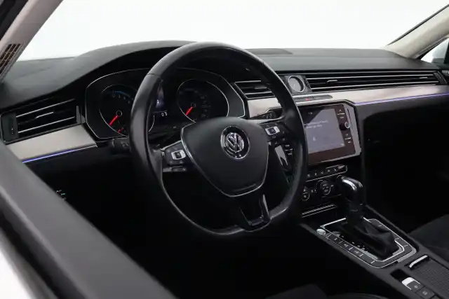 Valkoinen Farmari, Volkswagen Passat – LPJ-337