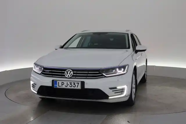 Valkoinen Farmari, Volkswagen Passat – LPJ-337