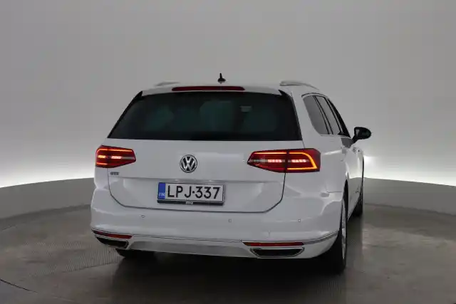 Valkoinen Farmari, Volkswagen Passat – LPJ-337