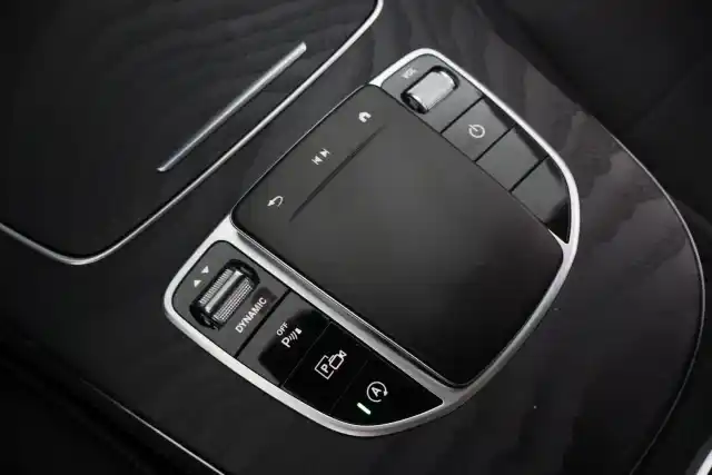 Musta Sedan, Mercedes-Benz E – LPJ-584
