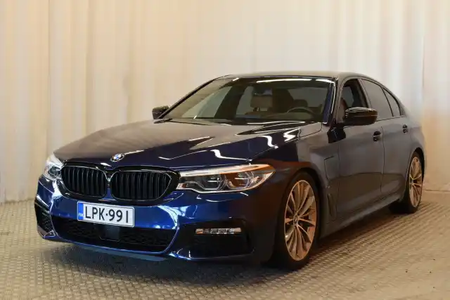 Sininen Sedan, BMW 530 – LPK-991