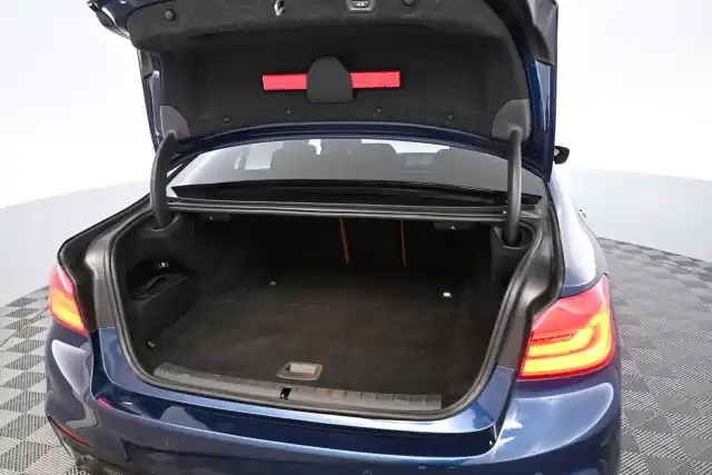 Sininen Sedan, BMW 530 – LPK-991