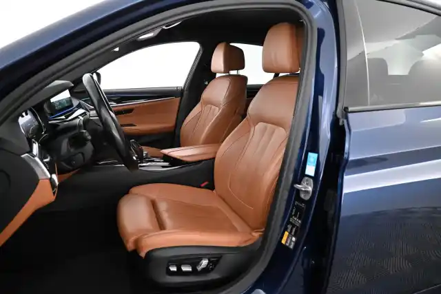 Sininen Sedan, BMW 530 – LPK-991