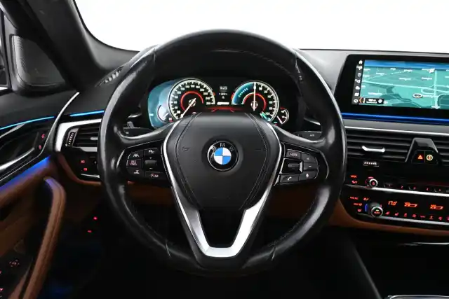 Sininen Sedan, BMW 530 – LPK-991