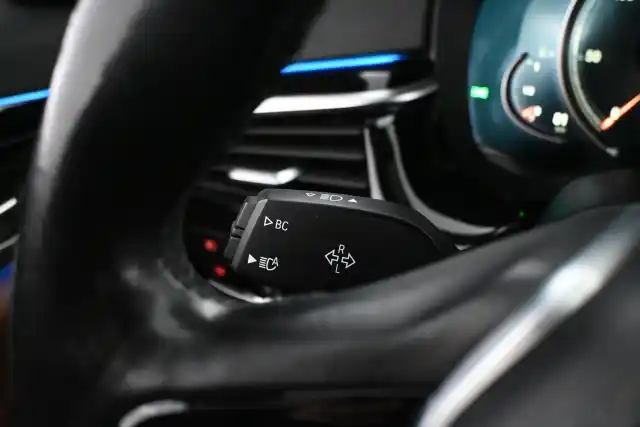 Sininen Sedan, BMW 530 – LPK-991