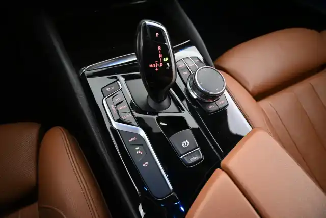 Sininen Sedan, BMW 530 – LPK-991