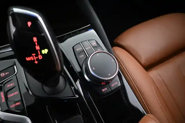 Sininen Sedan, BMW 530 – LPK-991