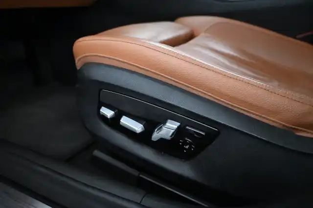 Sininen Sedan, BMW 530 – LPK-991