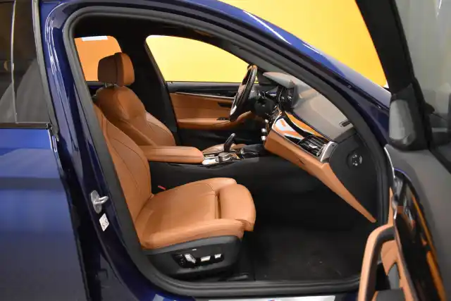 Sininen Sedan, BMW 530 – LPK-991