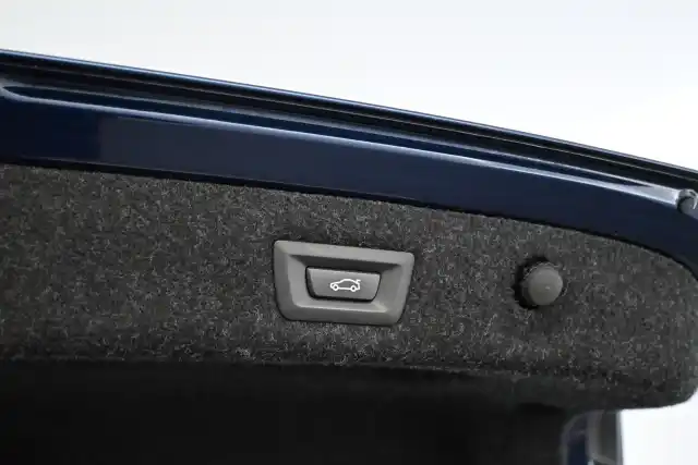 Sininen Sedan, BMW 530 – LPK-991