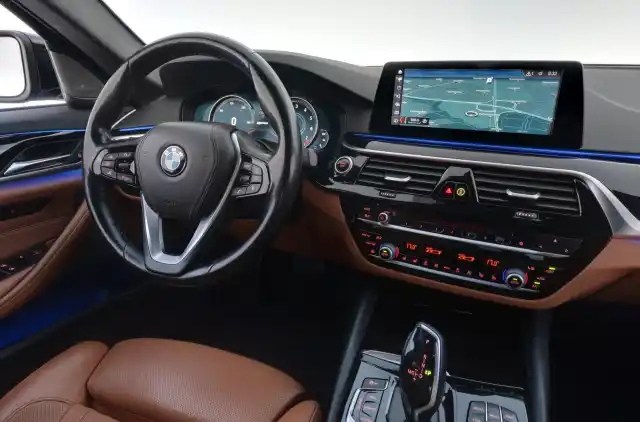 Sininen Sedan, BMW 530 – LPK-991