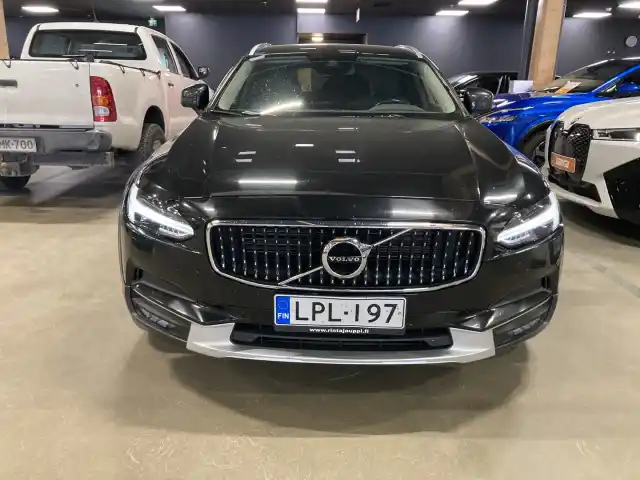 Musta Farmari, Volvo V90 Cross Country – LPL-197
