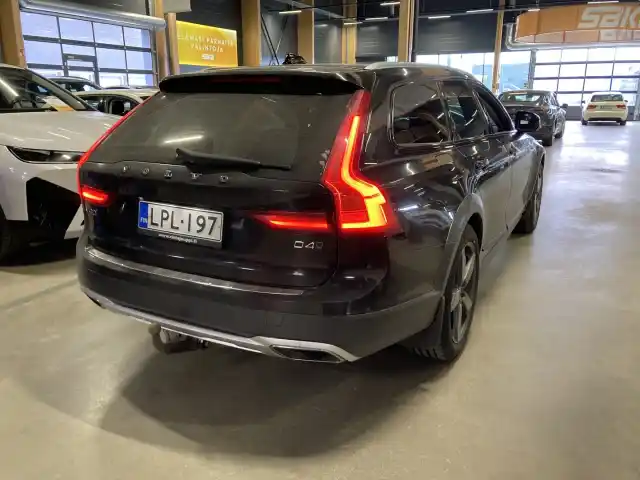 Musta Farmari, Volvo V90 Cross Country – LPL-197