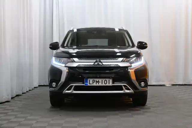 Musta Maastoauto, Mitsubishi Outlander – LPM-101