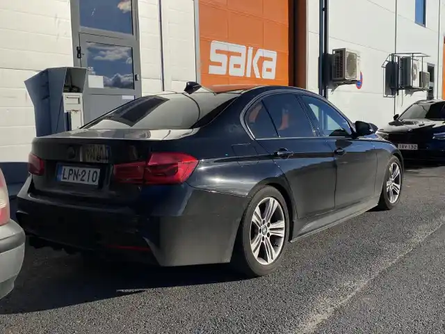 Musta Sedan, BMW 330 – LPN-210