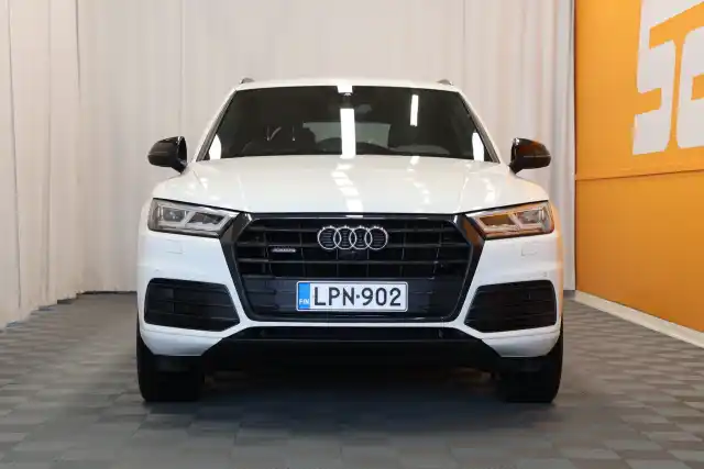 Valkoinen Maastoauto, Audi Q5 – LPN-902