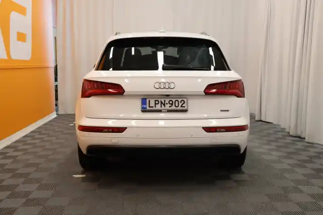 Valkoinen Maastoauto, Audi Q5 – LPN-902