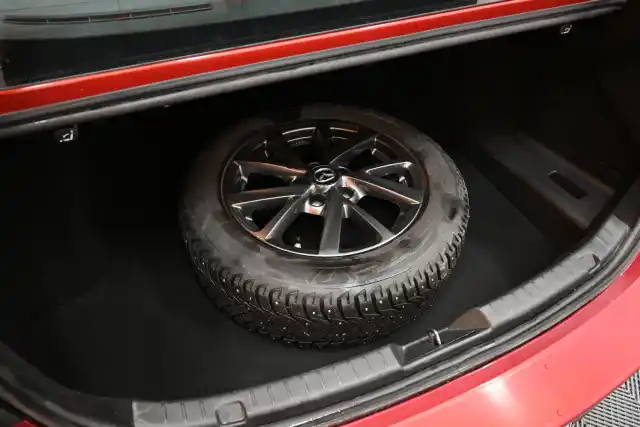 Punainen Sedan, Mazda 3 – LPR-636