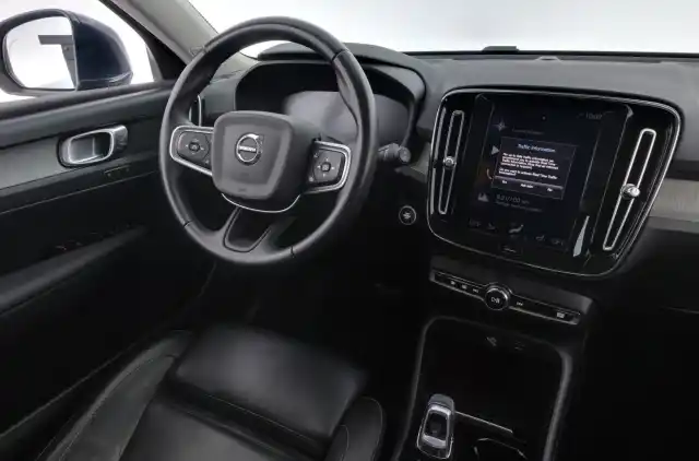 Sininen Maastoauto, Volvo XC40 – LPS-992