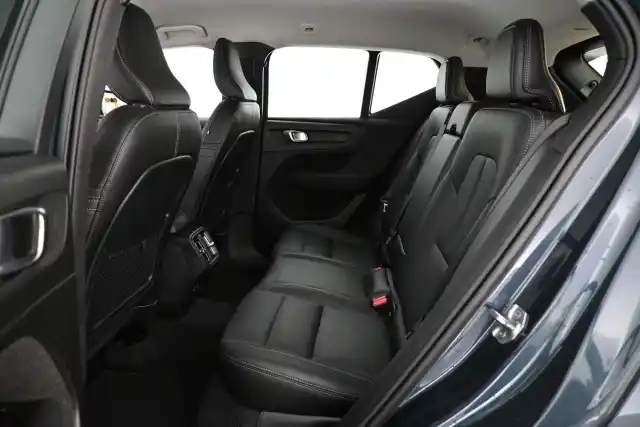 Sininen Maastoauto, Volvo XC40 – LPS-992