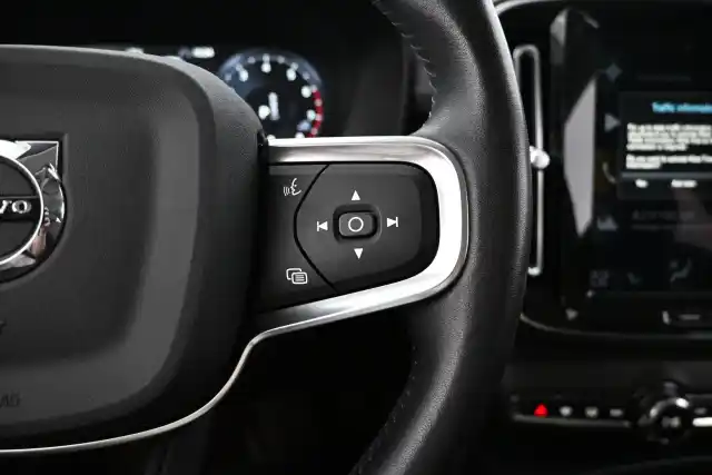 Sininen Maastoauto, Volvo XC40 – LPS-992