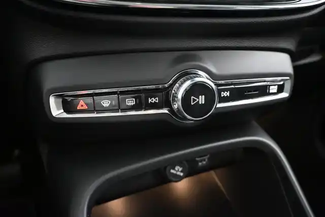 Sininen Maastoauto, Volvo XC40 – LPS-992